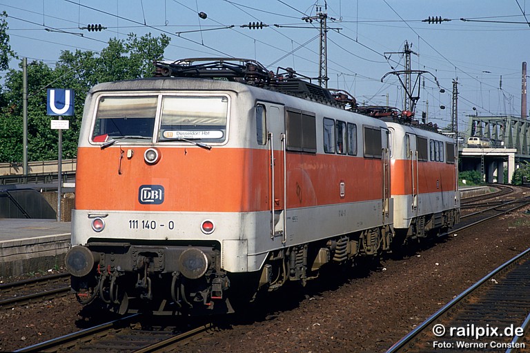 DB 111 140-0 und 111 184-8